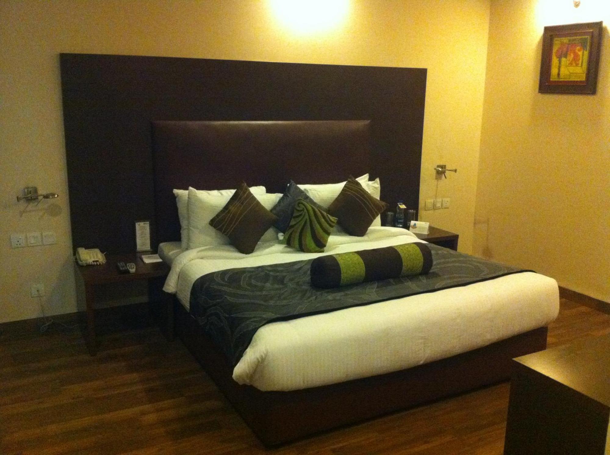 Vibe By The Lalit Traveller Hotel Faridabad Exterior photo